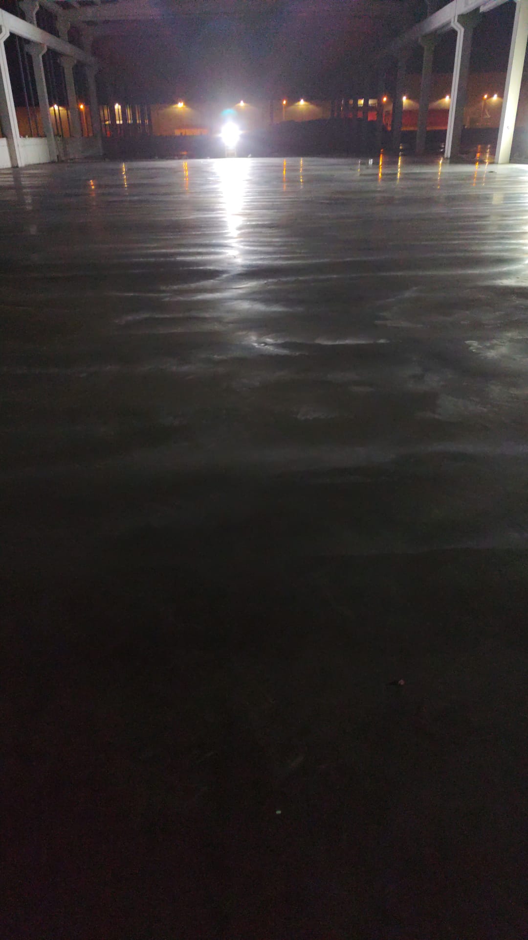 Gece çalışması, geniş depo zemini şap uygulaması